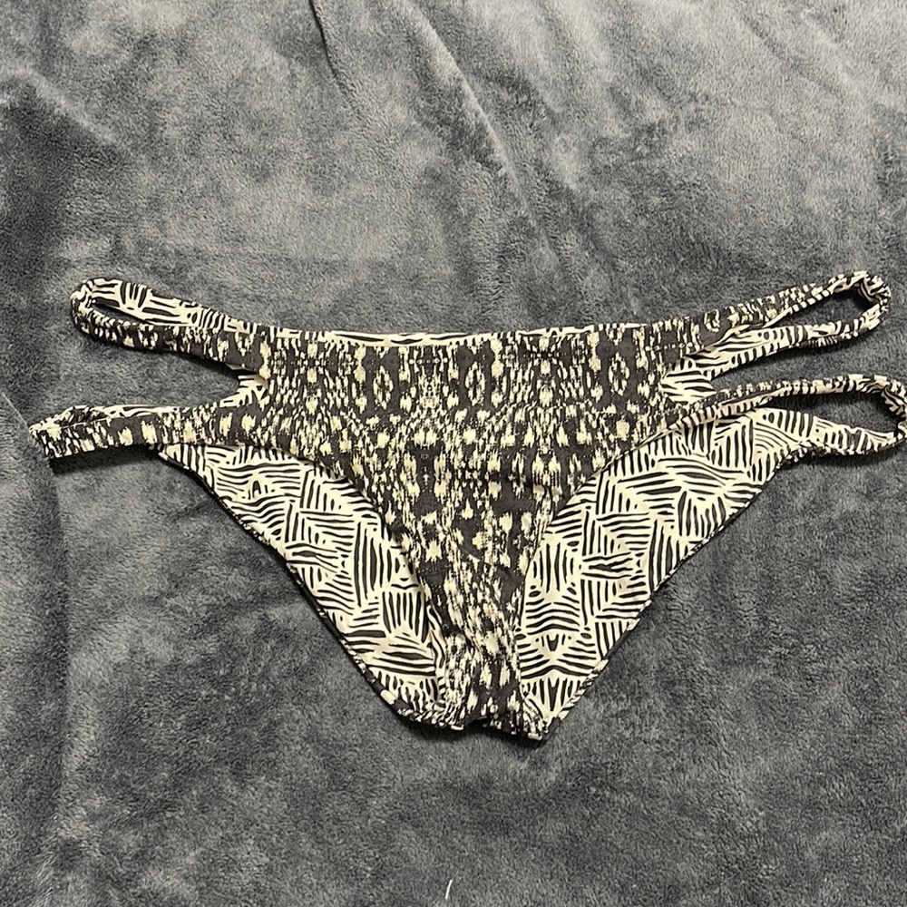 Reversible side cut out bikini bottom